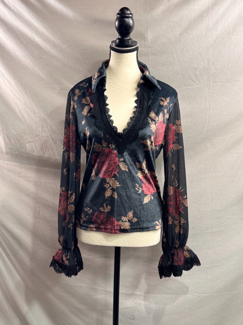 LAST ONE 🔥 Floral Print Velvet Blouse – Scalloped Lace V-Neck - Picture 5 of 6